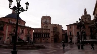 Valencia, İspanya, 28 Ekim 2019: Hiperlapa: Sabah erken saatlerde boş Plaza de la Virgen meydanı