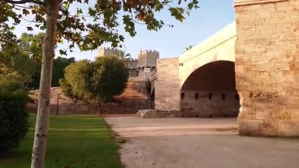 スペインバレンシアにあるTuria Park Serrans Bridge Towers — ストック動画