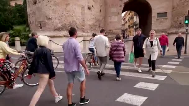 バレンシア スペイン 2019年10月29日 観光客は四角形の塔の近くの通りを横断 — ストック動画