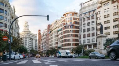 Valencia, İspanya - 1 Kasım 2019: Timelapse: Plaza del Ayuntamiento 'da trafik