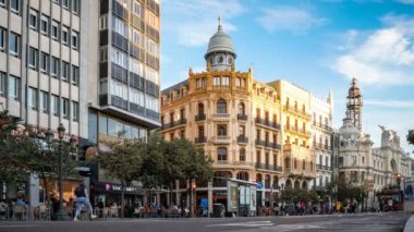 Valencia, İspanya - 1 Kasım 2019: Timelapse: Plaza del Ayuntamiento 'daki tarihi binalar