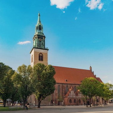 Almanca Marienkirche olarak bilinen St. Mary Kilisesi güneşli bir bahar gününde, Berlin, Almanya