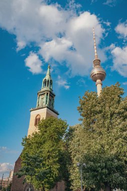 Bahar yeşilliklerindeki St. Mary Kilisesi ve Berliner TV kulesi, Berlin, Almanya