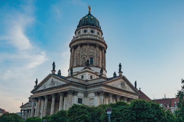 Berlin 'in Konzerthaus Kubbesi mavi gökyüzü arka planında, Almanya