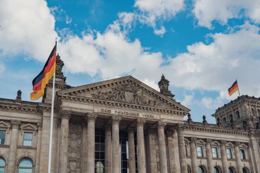 Alman bayrakları Reichstag binasında rüzgarda sallanıyor - Alman parlamentosunun merkezi (Deutscher Bundestag), Berlin, Almanya