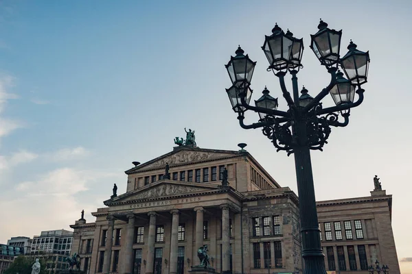 德国柏林Konzerthaus街前面的街灯 — 图库照片