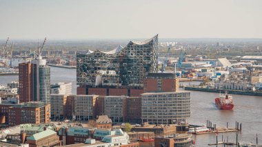 Hamburg, Almanya, 19 Nisan 2018: Hamburg şehrinin yansıması Almanya 'nın ünlü Elbe Filarmoni Salonu' nun cam duvarında