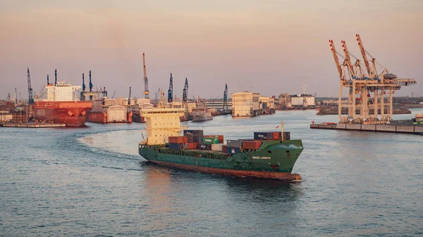 Hamburg Germany April 2018 Cargoship Port Hamburg Elbe River Germany — Stock Photo, Image