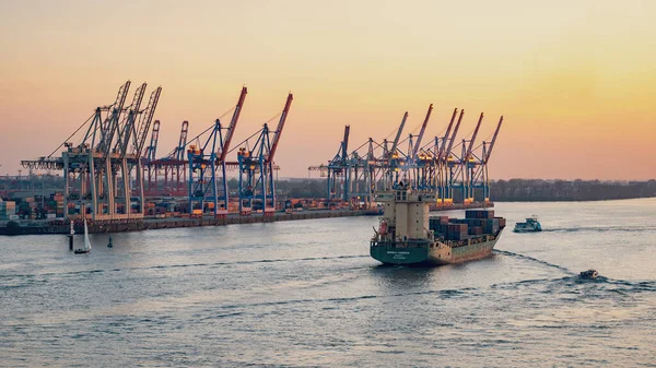 Hamburg Germany April 2018 Cargo Ship Coming Port Hamburg Sunset — Stock Photo, Image