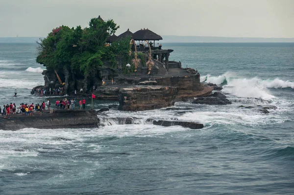 Bali Indonesia October 2016 Tourists Standing Foot Tanah Lot Temple — Stock Photo, Image