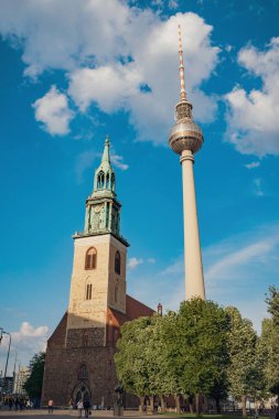 Berlin, Almanya, 23 Nisan 2018: St. Mary Kilisesi ve Berliner TV kulesi ilkbahar yeşilliklerinde, Berlin, Almanya