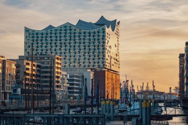 Hamburg, Almanya, 21 Nisan 2018: Hamburg, Almanya 'nın Hafencity bölgesinde ünlü Elbe Filarmoni Salonu veya Elbphilarmoni.