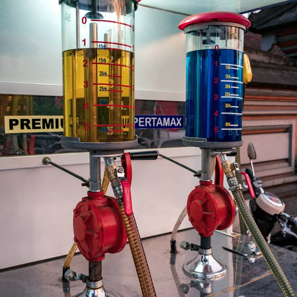 印度尼西亚巴厘 2016年11月8日 不同类型的燃料装在玻璃罐中的手动加油站 — 图库照片
