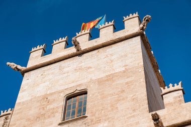 Tarihi bina Lonja de la Seda 'nın üzerinde Valencia bayrağı var. UNESCO burayı bir Dünya Mirası Sitesi olarak kabul etti.