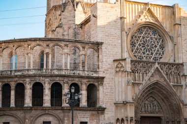 Valencia Katedrali 'nin gotik penceresi. Eski şehrin tarihi merkezindeki Plaza de la Virgen 'de yer almaktadır..
