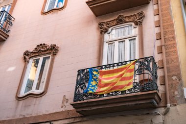 Valencia bayrağı eski kasabanın tarihi binasının balkonunda.