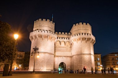 Gece aydınlığında Serrans Kuleleri. Serranos köprüsünden görüntüle.