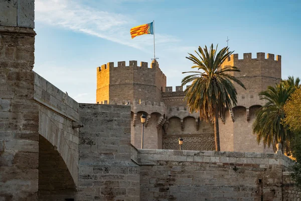 Bandeira Valenciana Nas Torres Serrans Luz Sol Manhã Vista Jardim — Fotografia de Stock