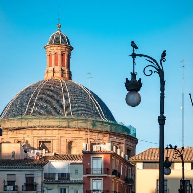 Güneş batarken Virgen de la Virgen de los desamparados 'un kubbesi. Bazilika Valencia 'nın tarihi merkezinde yer almaktadır..