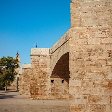 Turia bahçesindeki Serranos Serranos köprüsünün altından Santa Monica kilisesine bakın..