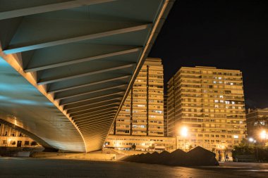 Geceleri modern köprünün altında terk edilmiş bir meydan..