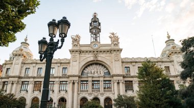 Merkezi postanenin cephesi (Palacio de correos y telgrafos) Plaza del Ayuntamiento 'da bulunmaktadır.