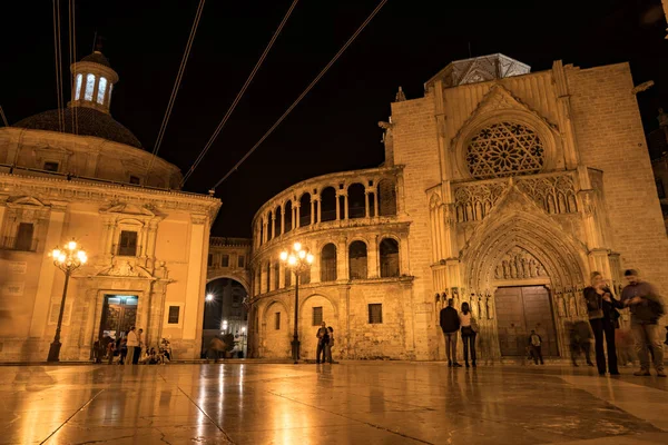 Turistas Caminando Por Plaza Virgen Por Noche Admirando Catedral Valencia — Foto de Stock