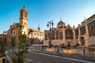 Valencia, İspanya - 27.10.2019 Mercat Central ve Juanes Kilisesi yakınlarındaki meydan. Mercat Central tarihi Valencia 'da bulunan ve Valensiyalı Art Nouveau mimarisi ile ünlü bir kamu pazarıdır..