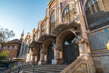 Valencia, İspanya - 27.10.2019: Mercat Central 'ın sabah erken saatlerde kapalı girişi. Mercat Central tarihi Valencia 'da bulunan ve Valensiyalı Art Nouveau mimarisi ile ünlü bir kamu pazarıdır..