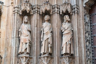 Valencia, İspanya - 28 Ekim 2019 Valencia Katedrali 'nin girişindeki oyuklarda üç heykel. Eski kasabadaki Plaza de la Virgen 'de yer almaktadır..