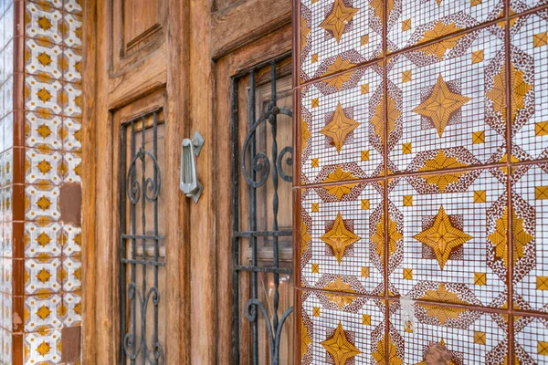 西班牙瓦伦西亚 2019年10月31日 Cabanyal区老房子的真实立面 Cabanyal座落在海边 以装饰着瓷砖的五彩斑斓的历史建筑而闻名 — 图库照片