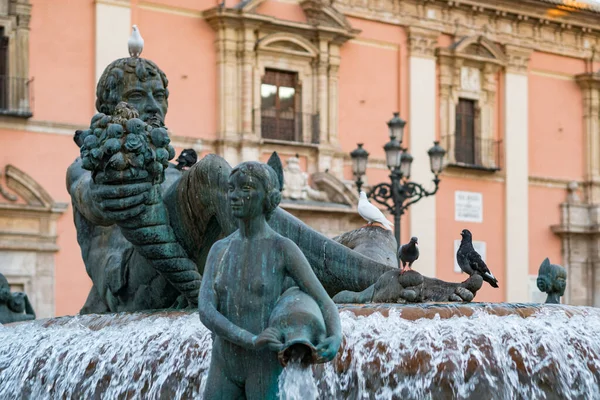 バレンシア スペイン 2019 日中の海王星の噴水の鳩 噴水はバレンシアの歴史的中心部にある広場プラザ ビルゲンに位置しています — ストック写真