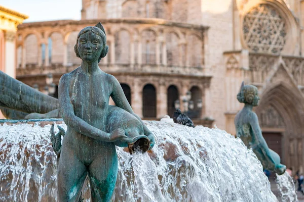バレンシア スペイン 2019 バレンシア大聖堂の背景に昼間のネプチューン噴水 噴水はバレンシアの歴史的中心部にある広場プラザ ビルゲンに位置しています — ストック写真