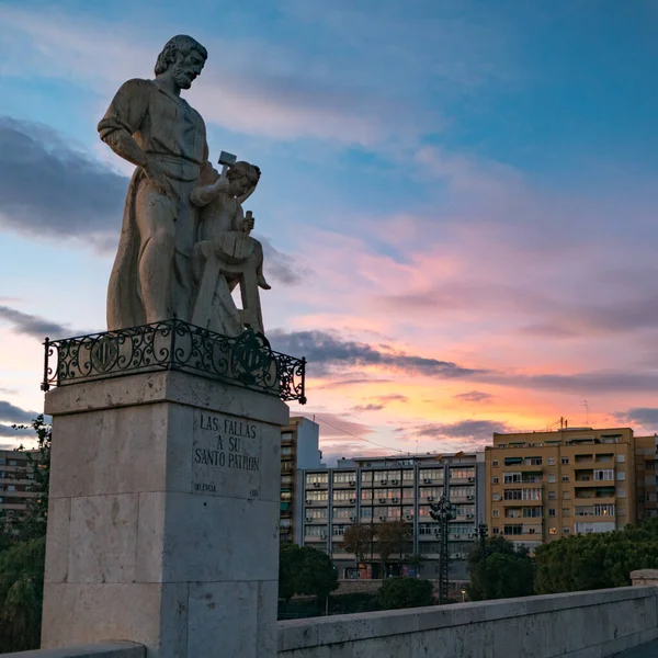 バレンシア スペイン 2019年11月1日 日の出に街の住宅街の背景に大工聖ヨセフの像 — ストック写真