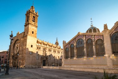 Valencia, İspanya - 27.10.2019: Mercat Central 'ın kubbesi sabahın erken saatlerinde. Mercat Central tarihi Valencia 'da bulunan ve Valensiyalı Art Nouveau mimarisi ile ünlü bir kamu pazarıdır..