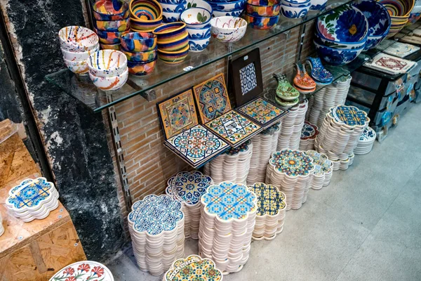 Валенсия Испания 2019 Красочные Традиционные Керамические Плитки Миски Продажи Улице — стоковое фото