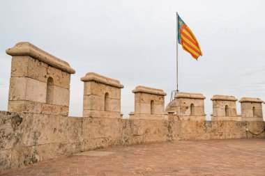 Komünist Valenciana bayrağı Torres de Quart 'ın tepesinde (eski şehrin eski batı şehri Valencia' nın kapısı).