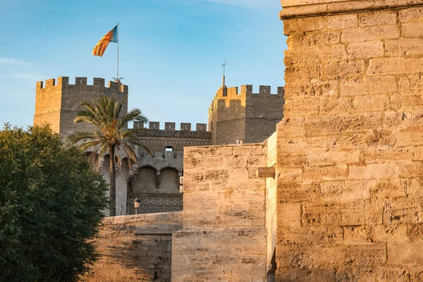Valencias Flagga Serrans Torn Morgonsolens Sken Utsikt Från Turia Trädgård — Stockfoto