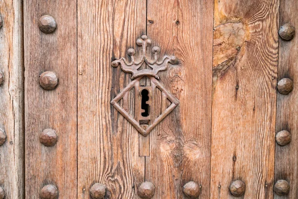 在Torres Quart的木门上装饰有纹章冠冕符号的钥匙孔 Torres Quart 瓦伦西亚老城西部城门 — 图库照片