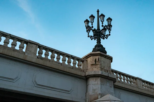 Straßenlaterne Auf Der Brücke Über Den Turia Garten — Stockfoto