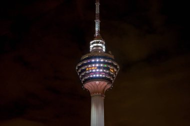 Kuala Lumpur, Malezya - 13 Şubat 2017: Karanlık gece gökyüzündeki Menara Kuala Lumpur TV kulesinin tepesi