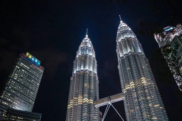 Kuala Lumpur Malasia Febrero 2017 Iluminación Nocturna Las Torres Gemelas —  Fotos de Stock