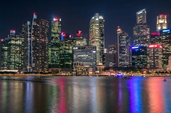 SINGAPORE - 15 Eylül 2016: Singapur 'un finans bölgesinde gece görüşü. Singapur tırpanlarının inanılmaz şehir manzarası