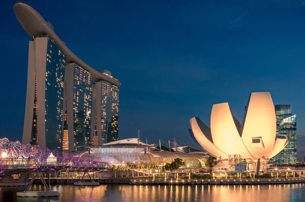 Singapore Σεπτεμβριου 2016 Φωτισμένο Μουσείο Τέχνης Σχεδιασμένο Σχήμα Λωτού Γέφυρα — Φωτογραφία Αρχείου