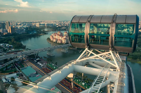 Сингапур Сентября 2016 Пассажиры Капсуле Сингапурского Флаера Наблюдают Городским Пейзажем — стоковое фото