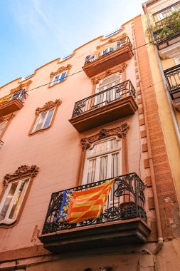 Valencia bayrağı eski kasabanın tarihi binasının balkonunda.