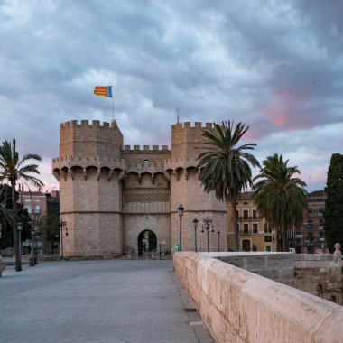 Terk edilmiş köprü Ponte de Serranos antik şehrin iki kulesine doğru sabahın erken saatlerinde Torres de Serranos.