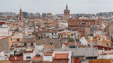 Torres de Quart 'ın tepesinden tarihi Valencia kasabasının manzarası.