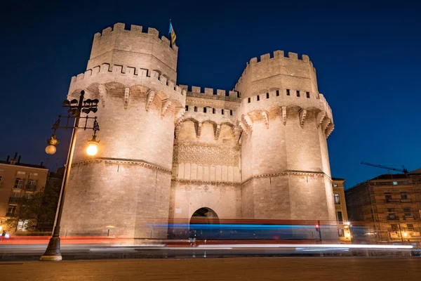 Serrané Tyčí Nočním Osvětlení Pohled Mostu Serranos — Stock fotografie