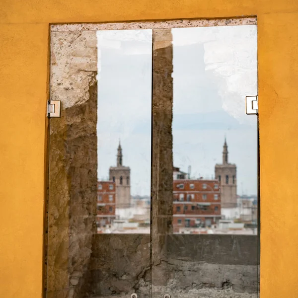 Refleksja Starego Miasta Walencja Szklanej Konstrukcji Wewnątrz Torres Quart Starożytnej — Zdjęcie stockowe